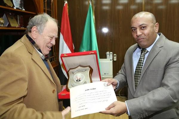 محافظ المنوفية يكرم طولان لبلوغه سن المعاش